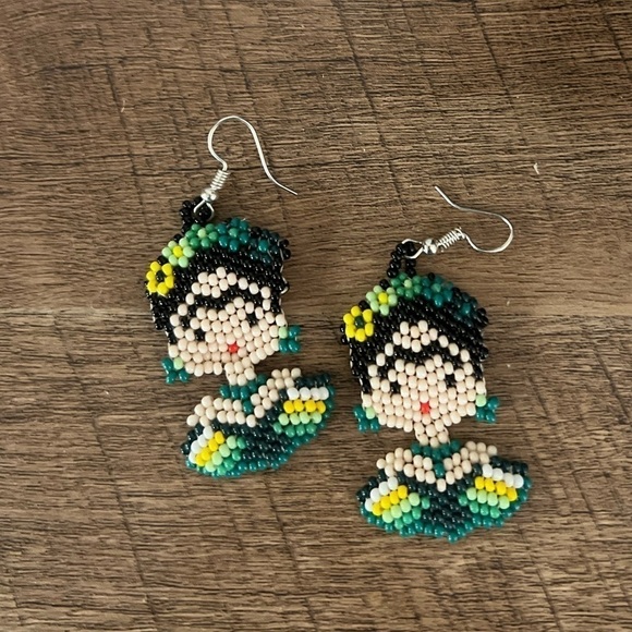 Frida Kahlo artisan beaded earrings - Picture 2 of 3